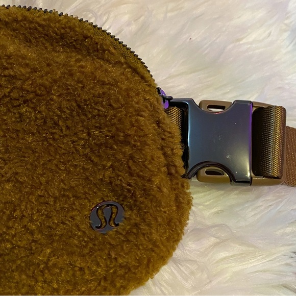 Lululemon Burnt Caramel Fleece Everywhere Belt Bag - Picture 5 of 10